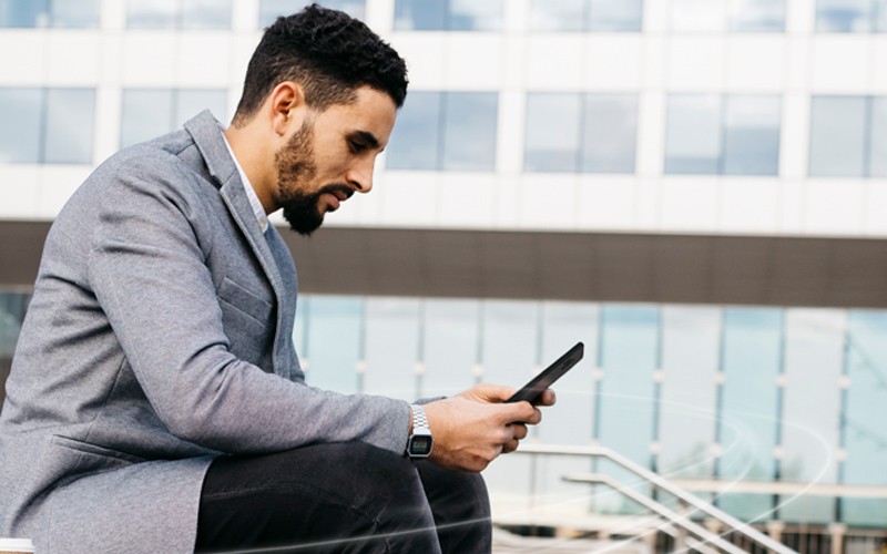 End-to-end solutions for your data center, cloud, and devices Two employees analysing in Dell tech room