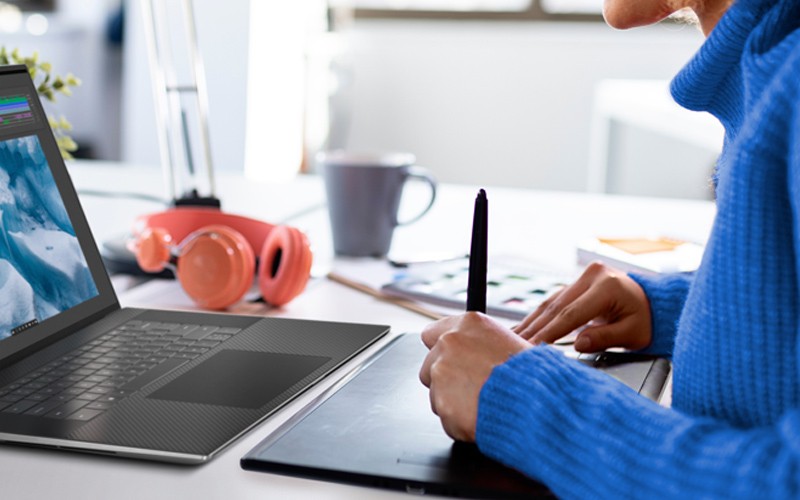 Dell EMC cloud computing Woman working on graphic pad