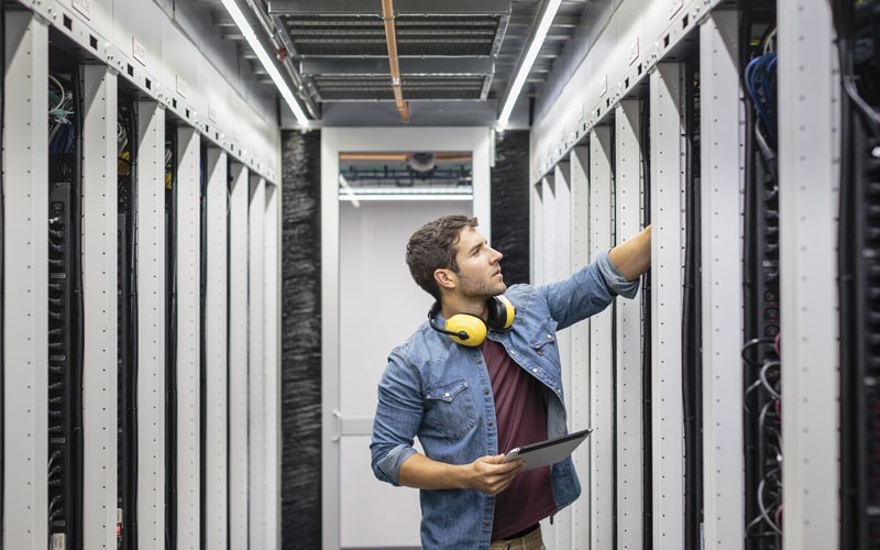 HPE offers industry-leading IT infrastructure solutions Man working in server room