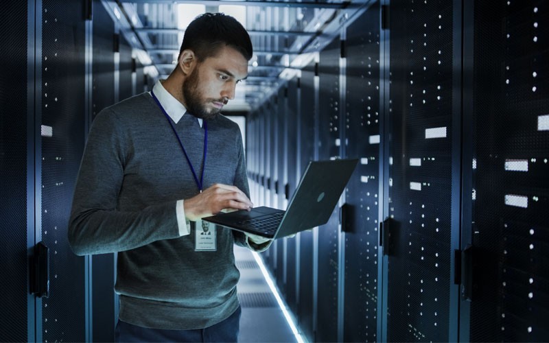 Next-generation data centre requires optimisation Employee working in data centre